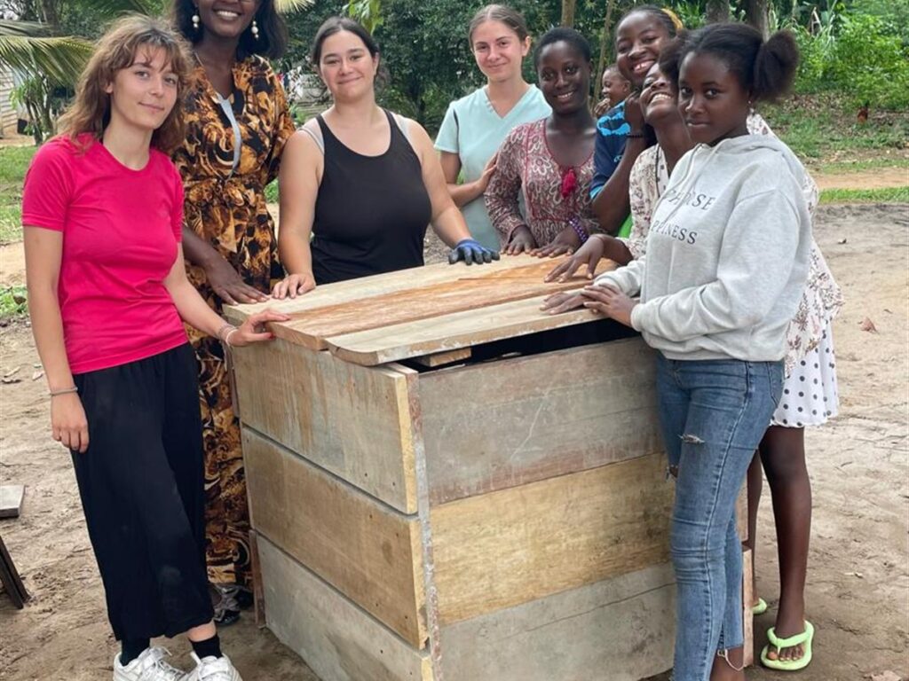 Composteur construit avec les jeunes à Ebodjè