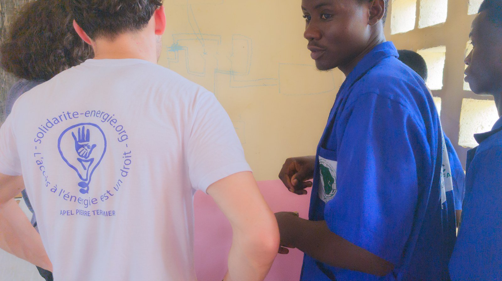 Jeunes français et camerounais en chantier-école énergie solaire à Ebodjè