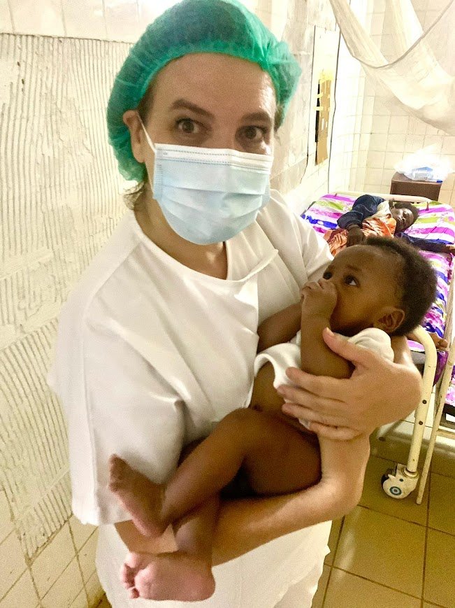 Étudiante infirmière prenant soin d’un bébé à l’hôpital d’Ambam