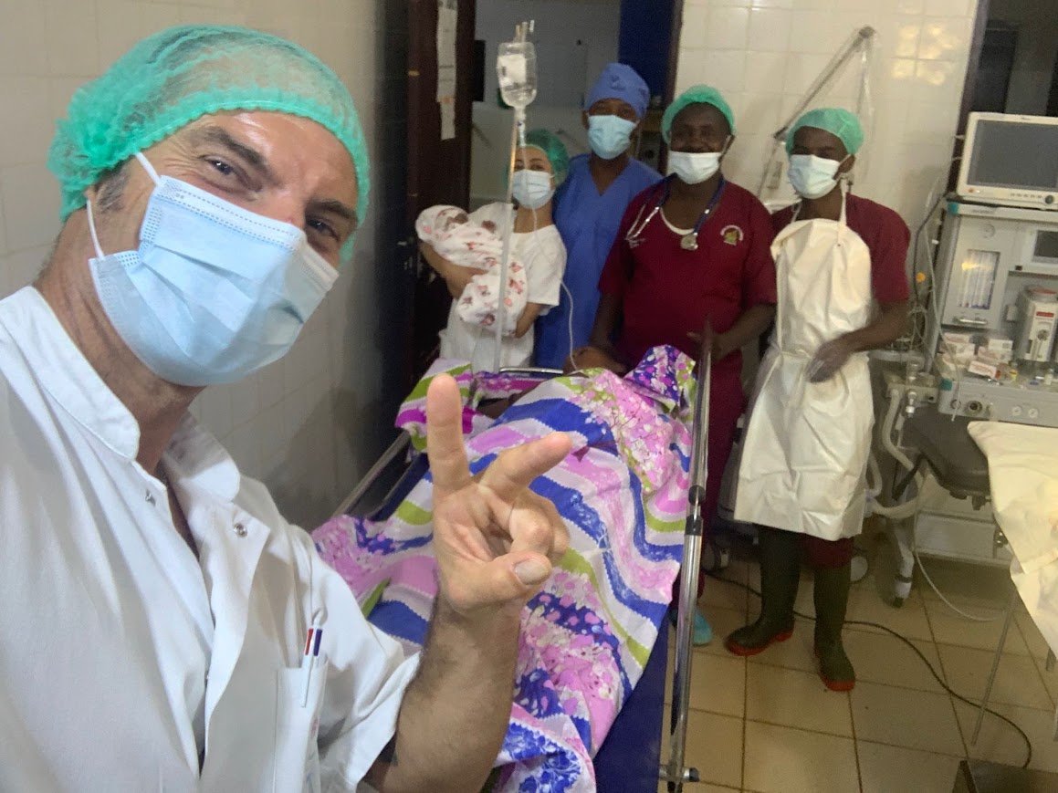 Étudiants infirmiers intégrés à une équipe hospitalière au Cameroun