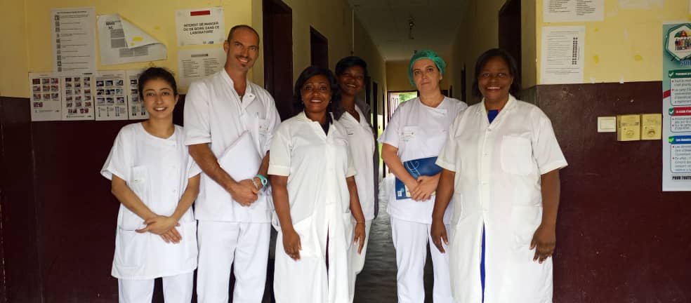 Étudiants infirmiers et professionnels de santé camerounais à l’hôpital d’Ambam
