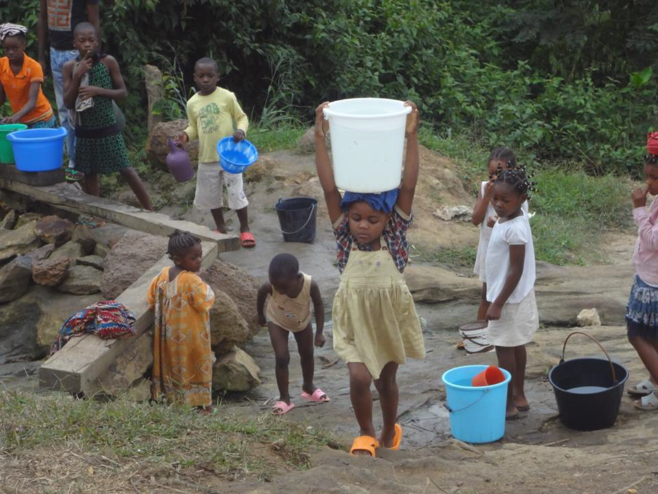 Enfants transportant de l’eau à Ebodjè