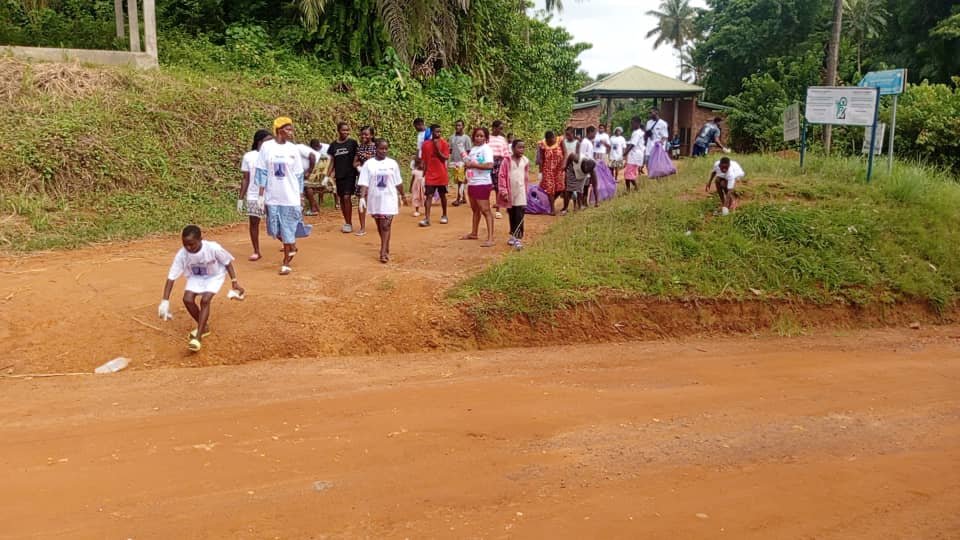 Jeunes engagés dans une collecte de déchets au Cameroun